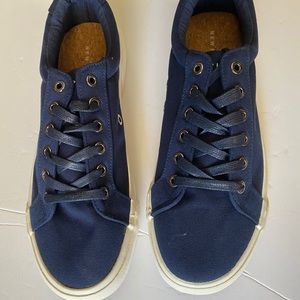 bowery canvas sneaker